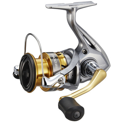 The beautifully designed Sedona 2500hg is the lowest priced spinning reel of Shimano that features Shimano's HAGANE Gearing. Because of the unrivaled HAGANE Gear the angler can be confident that the reel will show tremendous durability over the years, even under extremely heavy use The G Free Body gives great comfort since the internal parts of the reel are shifted closer to the rod compared to reels without the G Free Body feature. The combination of the HAGANE Gear and the G Free Body results in longlasting reliability and comfort for the angler. These strong technical features in combination with the appealing design will make this a very reliable fishing partner for both novice and experienced anglers. The new Sedona comes in sizes 1000 to 5000, in several gear ratios, and next to that there is also a double handle model available.