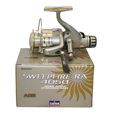 Daiwa Sweepfire Rear Drag Spinning Reels are great quality reels for anglers who are watching their budget. Smooth, ball-bearing drive ABS Aluminum spool Gyro Spin balanced Bran: Daiwa Fishing Locatio: Freshwater