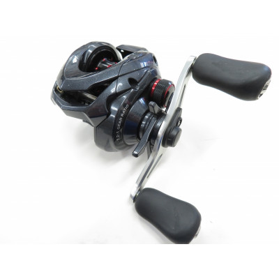 SHIMANO CASITAS MGL HG REEL Casitas comes to saltwater fishing enthusiasts, SHIMANO launches this machine for those who want a strong and beautiful reel. Shimano Casitas has an innovative and totally ergonomic design, improving the fisherman's "grip" in relation to the rod x reel set. The current version has as main characteristics the pitch, the lightness and the high level of performance. It starts to incorporate the spool with Magnumlite technology (MGL), in which, through holes in the side flaps, it allows high performance of pitches due to low inertia. Highlighted by the new SVS Infinity centrifugal brake system, which gives precise adjustments for good pitches.