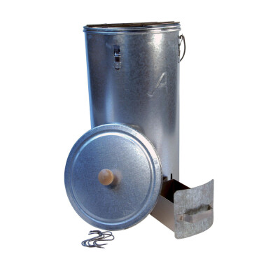 This smoke oven from Albatros has the advantage that the fish hangs vertically in it. As a result, much more fits in it and because the fish does not hang directly above the fire, the cooking is much better than with a flat smoker. The smoker has a smart design that makes it retractable. When retracted, the smoker is 51cm high and extended 88cm high with a diameter of 28cm. The smoker comes with six S-hooks so that 6 fish can be smoked in it at the same time. Good to use to smoke home-caught trout, mackerel or eel.