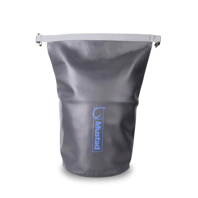 This large, modern seaman's bag features a versatile choice for boating, fishing, hiking or traveling if you want to secure your gear from water, dust or sand. Lightweight and durable design, with adjustable roll top closure, and easy-adjust shoulder strap with D-rings. With lots of room for clothing, camera, mobile, navigator and all the fishing gear you need for a longer trip. Best new product award winner at European Fishing Tackle Trade Exhibition 2017. 500DenierTarpaulin Roll top Click-lock strap closure Easy-adjust padded shoulder strap Capacity: 60 L Height: 31,5”/80cm Diameter: 12,5”/32,5cm