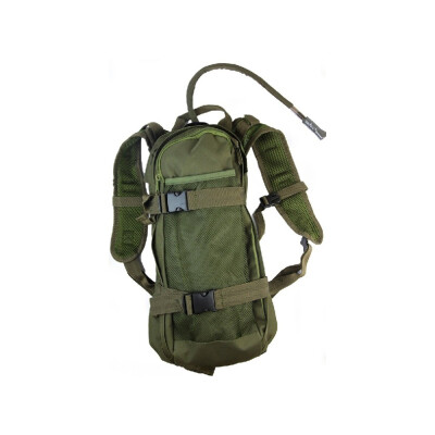 Camel bag khaki 100% cotton with straps for padded back wear, 1 ventral strap, 1 mesh pocket on the front, 1 net pocket closed by zip in hydration bag compartment, fully zipped compartment to extract the bag easily + 1 zipped pocket at the back. Hydration bag 2.5 Liters included. Dimensions: 20 cm x 10 cm x 44 cm
