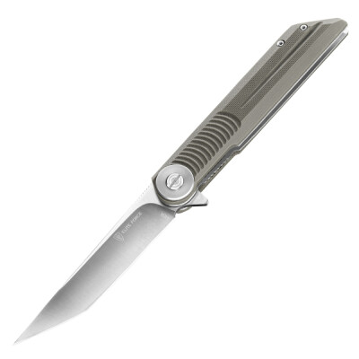 Lightweight, pocket-sized EDC folder with tanto profile blade. The 440A stainless steel blade is led out with a high cut. The knife is opened using a pinball machine, which in the open position also serves as protection against the hand slipping on the blade. The blade is mounted on ball bearings, making opening and closing even smoother. The Linerlock lock protects against accidental opening of the knife. Locking is carried out by means of a spring-loaded wing constituting an integral part of one of the side plates (liners) of the steel frame of the handle. The knife linings are made of G10 laminate machined on CNC machines - a durable glass-epoxy composite with a non-slip texture. The knife is equipped with a springy clip that allows you to attach it to the belt or equipment. Specifications Blade length: 94 mm Blade thickness: 2.8 mmCharge : G10 CNC laminateBlock: linerlockSale : stainless steel 440ATotal length: 214 mmWeight : 98 gManufacturer : Umarex & Elite Force, Germany